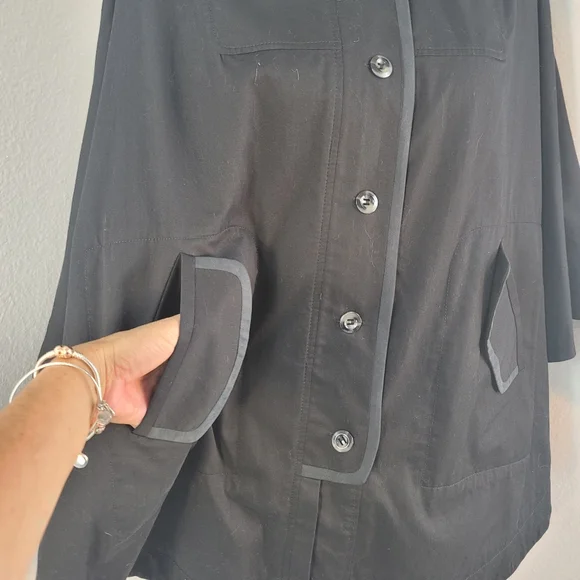 BCBGENERATION BLACK LIGHTWEIGHT PONCHO CAPE FRONT BUTTON SZ XS - Picture 13 of 16